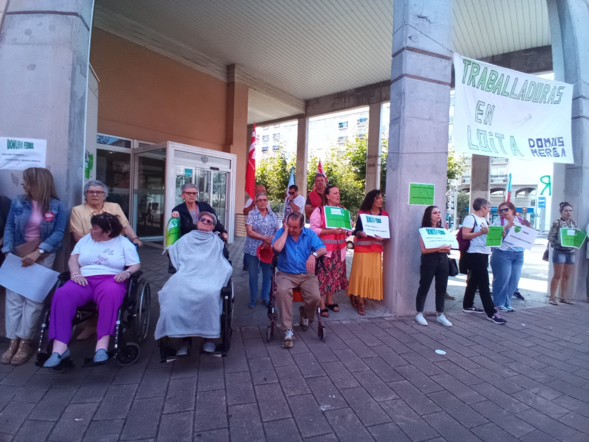 Residentes y huelguistas frente a DomusVi Ferrol