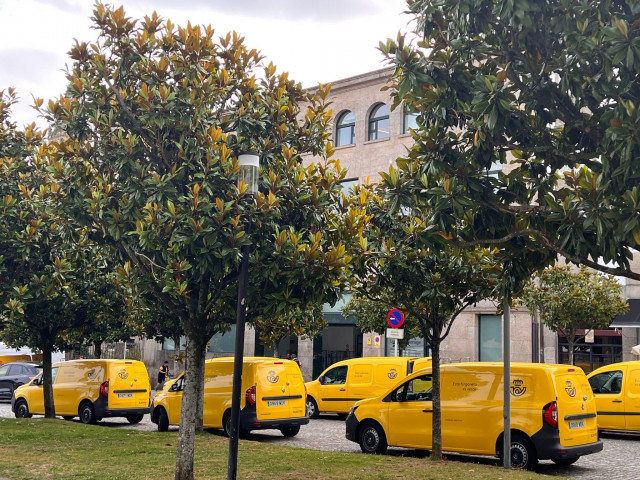 Vehículos de Correos en el último día para ejercer el voto para las elecciones del 23 de julio de 2023. Oficina central de Santiago de Compostela. 23/07/23