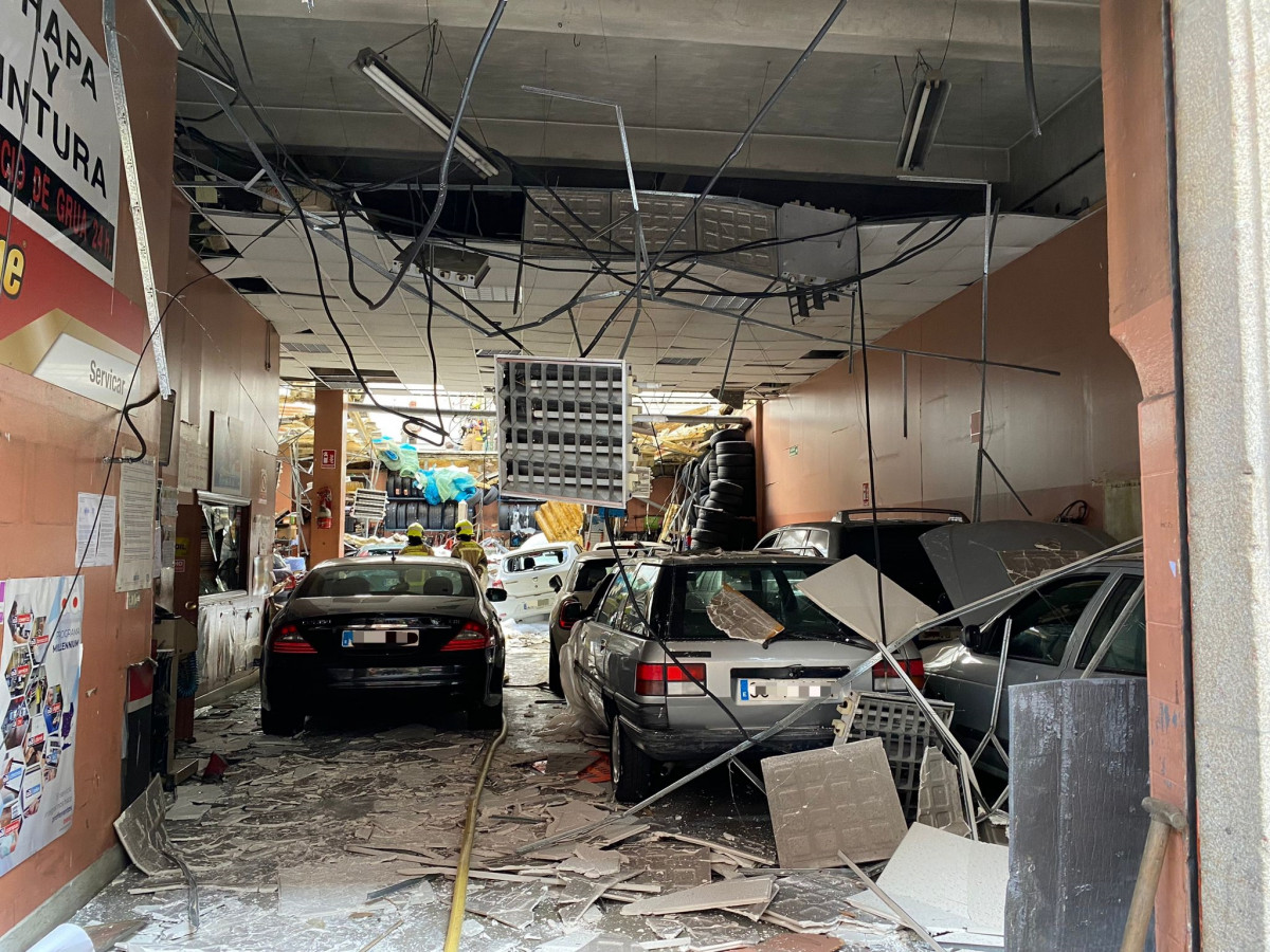 Interior del taller en el que se produjo una explosión en Santiago de Compostela.