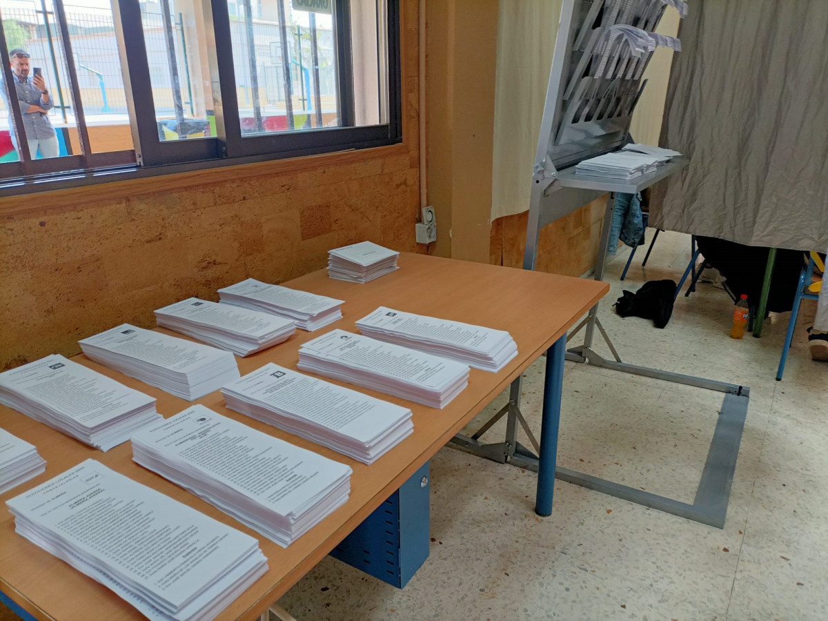 Archivo - Papeletas en un colegio electoral de Almería.