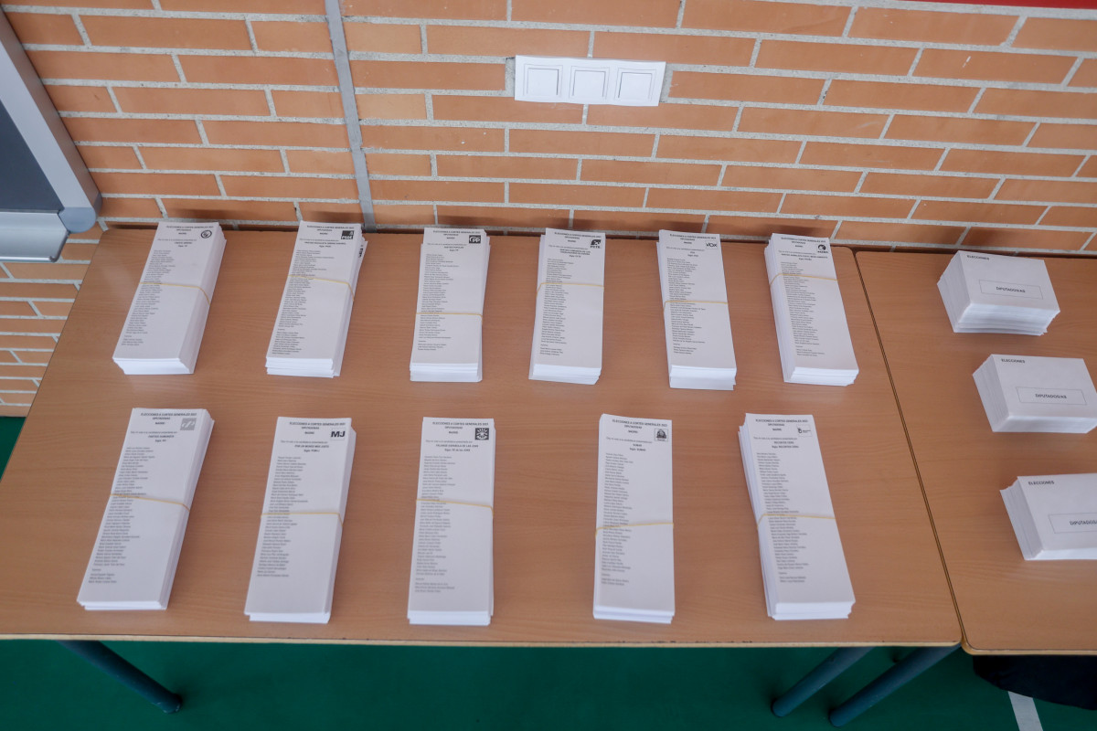 Papeletas electorales de distintos partidos en el CEIP Emperador Carlos V de Getafe que este año actúa como colegio electoral para las elecciones generales 23J, a 22 de julio de 2023, en Getafe, Mad
