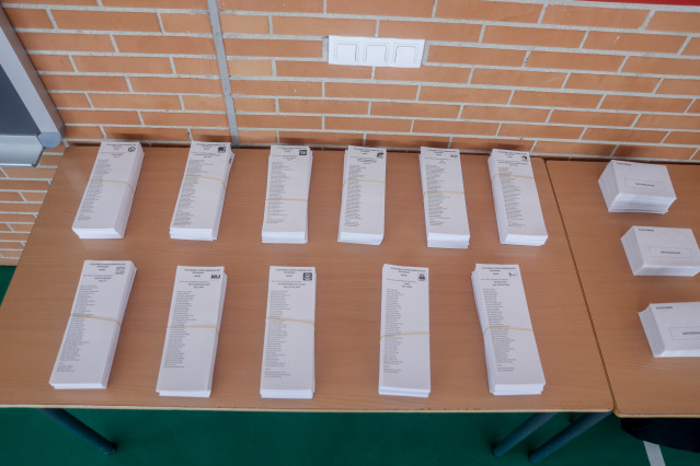 Papeletas electorales de distintos partidos en el CEIP Emperador Carlos V de Getafe que este año actúa como colegio electoral para las elecciones generales 23J, a 22 de julio de 2023, en Getafe, Madrid.