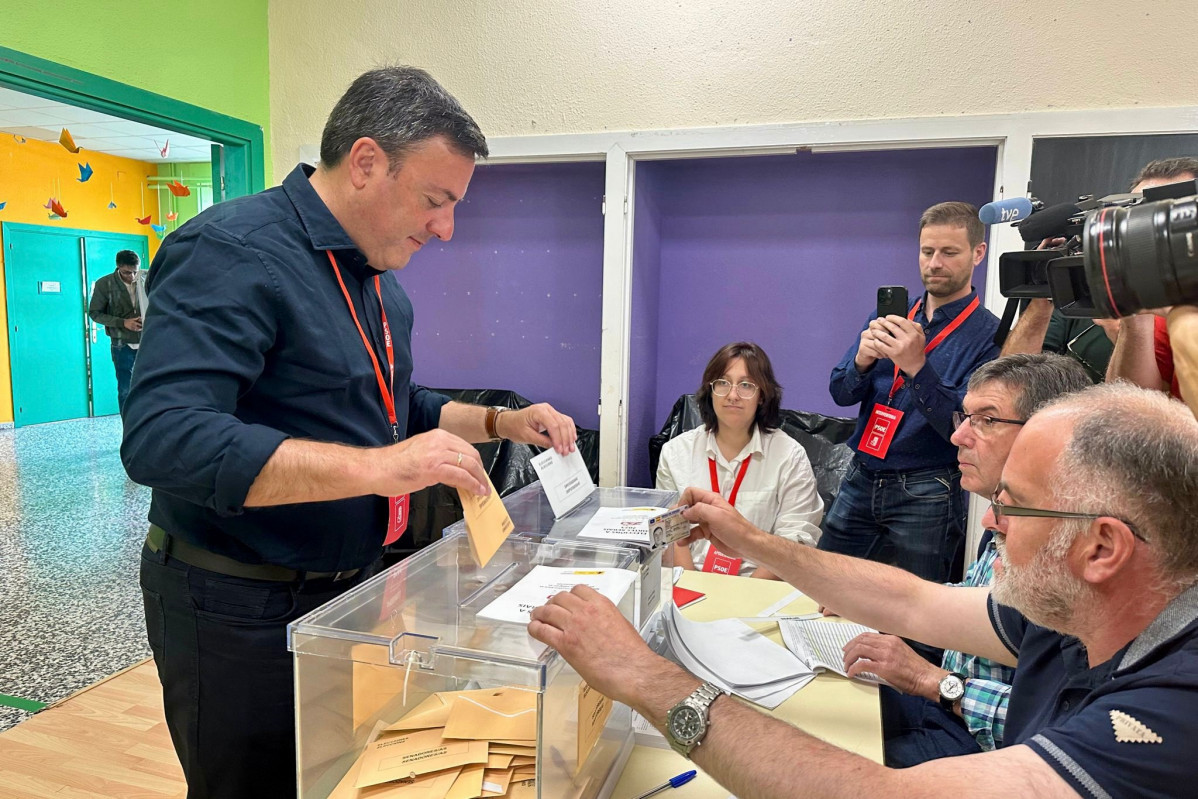 El secretario xeral del PSdeG, Valentín González Formoso, ejerce su derecho a voto en un colegio electoral de As Pontes (A Coruña).