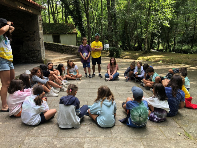 La directora xeral de Xuventude, Participación e Voluntariado, Cristina Pichel, visita un campamento de la Xunta en Lalín (Pontevedra).