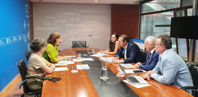 Ángelez Vázquez con directivos de Vegalsa-Eroski.