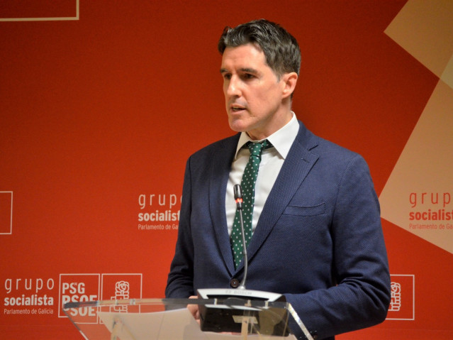 Archivo - El diputado autonómico del PSdeG Pablo Arangüena en rueda de prensa.