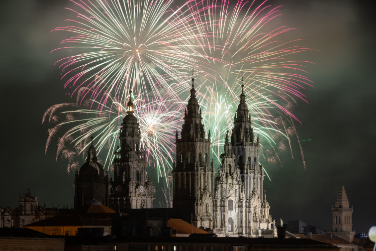 Los Fogos do Apóstolo llenan de luz y color la noche de Santiago de Compostela