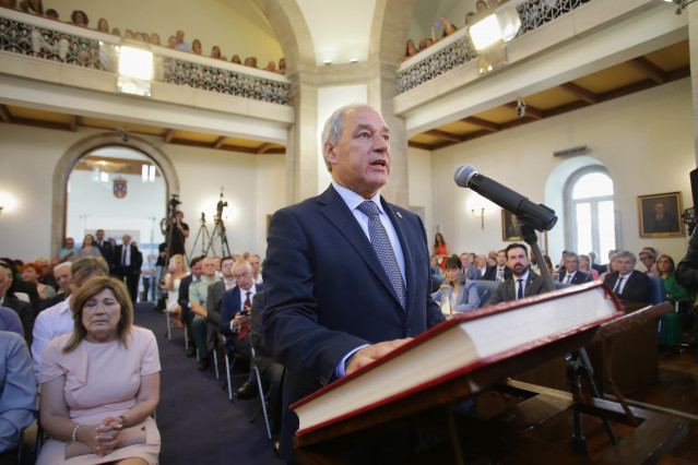El nuevo presidente de la Diputación Provincial de Lugo, José Tomé, jura el cargo durante el pleno de constitución de la Diputación Provincial de Lugo, a 30 de junio de 2023, en Lugo, Galicia (España). La nueva corporación provincial de Lugo ha sido const