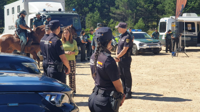 La delegada del Gobierno en Castilla y León, Virginia Barcones, visita uno de los puestos del Plan de Seguridad para el Camino de Santiago, ubicado en Foncebadón (León).