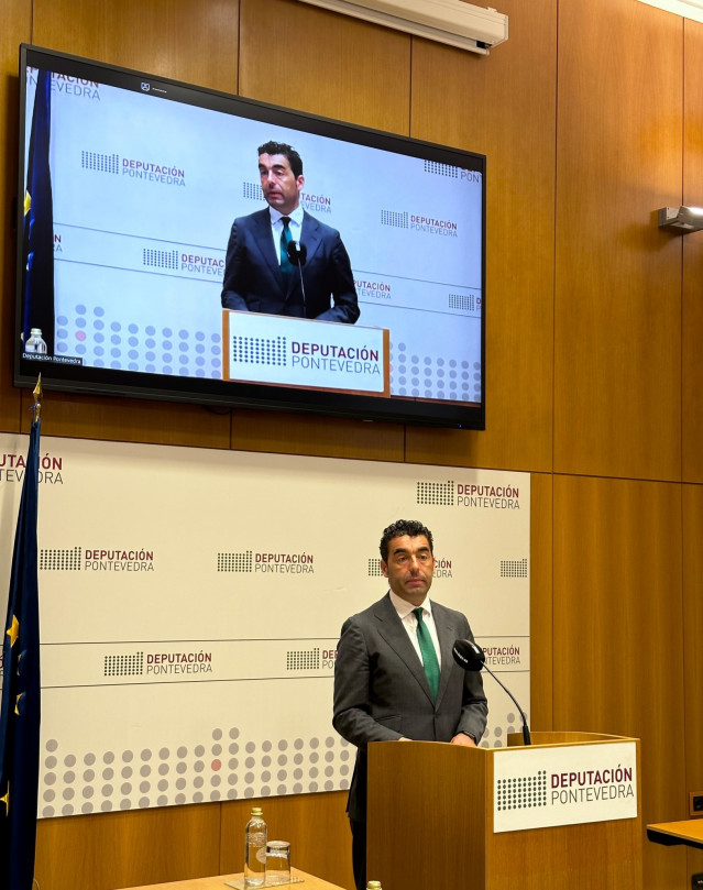 El presidente de la Diputación de Pontevedra, Luis López, en rueda de prensa.