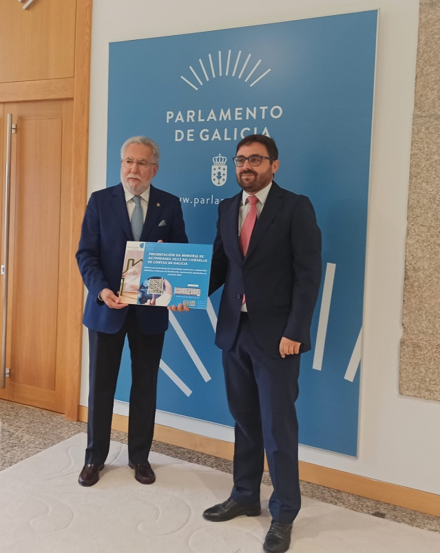 El presidente del Parlamento, Miguel Santalices, recibe informes del Consello de Contas del conselleiro maior en funciones del Consello, Simón Rego