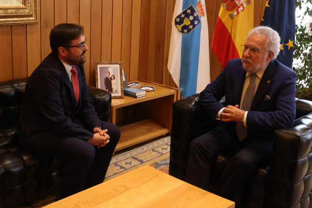 Archivo - El conselleiro maior en funciones del Consello de Contas, Simón Rego, y el presidente del Parlamento gallego, Miguel Santalices
