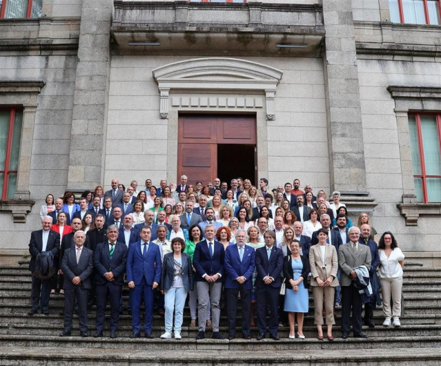 Foto de familia en la escalinata exterior del Parlamento.