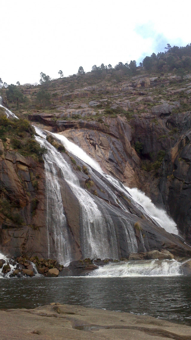 Archivo - Cascada de O Ézaro, donde desemboca el río Xallas en Dumbría