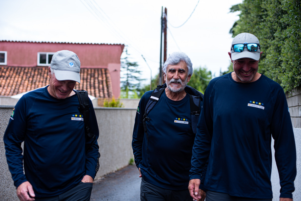 Los tripulantes del Bribón a la salida de casa de Pedro Campos, a 28 de julio de 2023, en Sanxenxo, Pontevedra, Galicia (España).