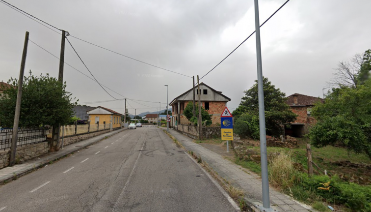 Fallece un motorista al chocar con su moto contra un poste en una carretera en Tui