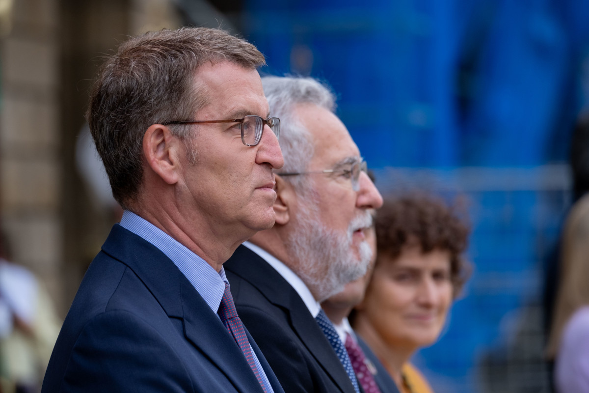 El presidente del Partido Popular y candidato a la presidencia del Gobierno de España, Alberto Núñez Feijóo (1i), asiste a la tradicional ofrenda al Apóstol, a 25 de julio de 2023, en Santiago de