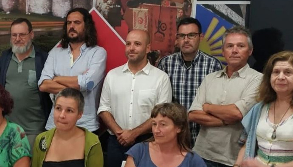 Villares en el centro con camisa blanca en la presentación del movimiento ciudadano crítico con el parque eólico de O Iribio en una foto de archivo cuando era líder de En Marea