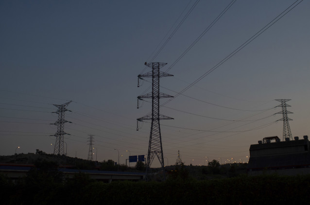 Archivo - Torres de tensión el día en el que el precio de la luz alcanza un máximo histórico, a 20 de julio de 2021, en el Cañaveral, Madrid.
