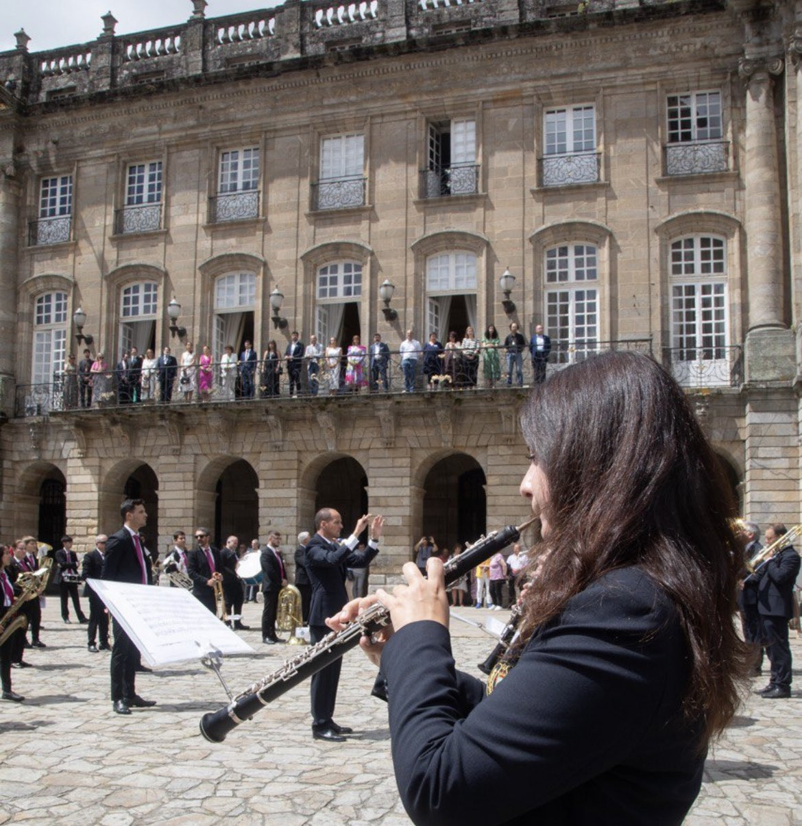Bandas municipales tocando para las autoridades el domingo en O Obradoiro