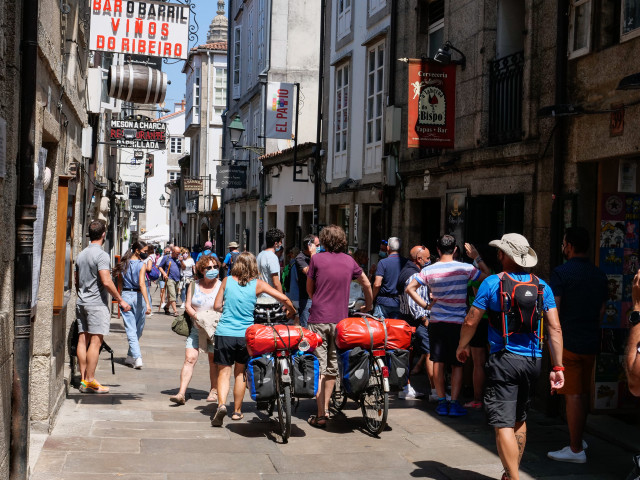 Archivo - Varios peregrinos caminan con su bicicleta por la Rua do Franco,  el día en que el TSXG declara nula la petición de certificado Covid para entrar en hostelería, a 12 de agosto de 2021, en Santiago de Compostela, A Coruña, Galicia (España). El Tr