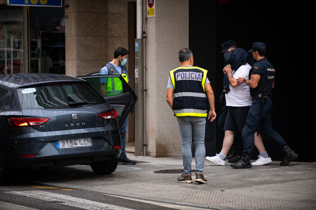 Imagen de la detención de uno de los arrestados en la operación en Sanxenxo.