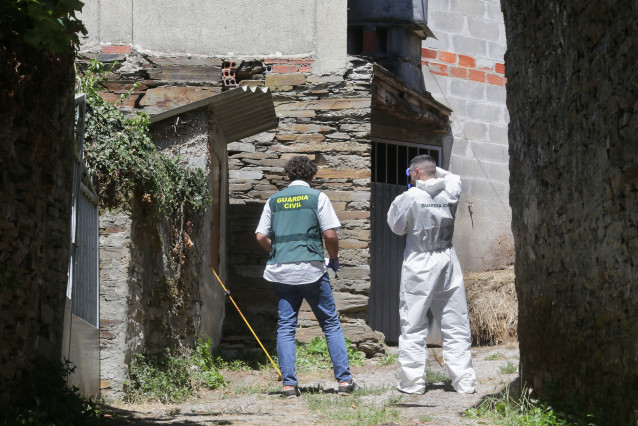 Agentes de la Guardia Civil tras el crimen de Samos (Lugo) con un hombre fallecido y su mujer herida grave