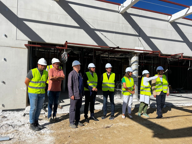 El conselleiro de Sanidade visita las obras del hospital comarcal de Verín.