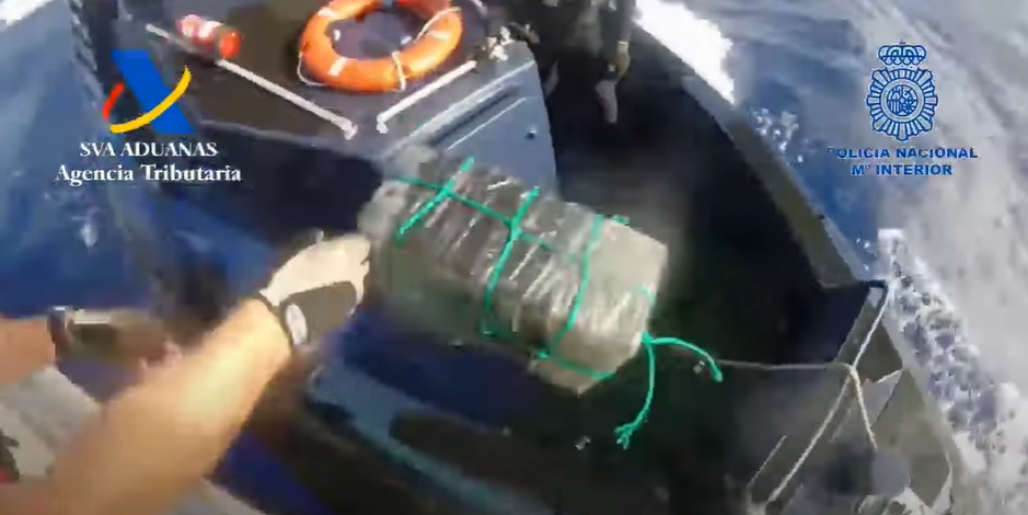 Lanzando parte de la cocau00edna del Sophie a la lancha del patrullero Petrel antes del hundimiento del pesquero