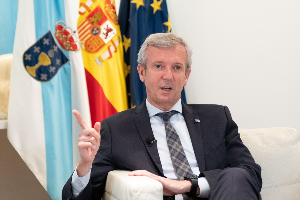 El presidente de la Xunta, Alfonso Rueda, durante la entrevista, en su despacho de San Caetano.