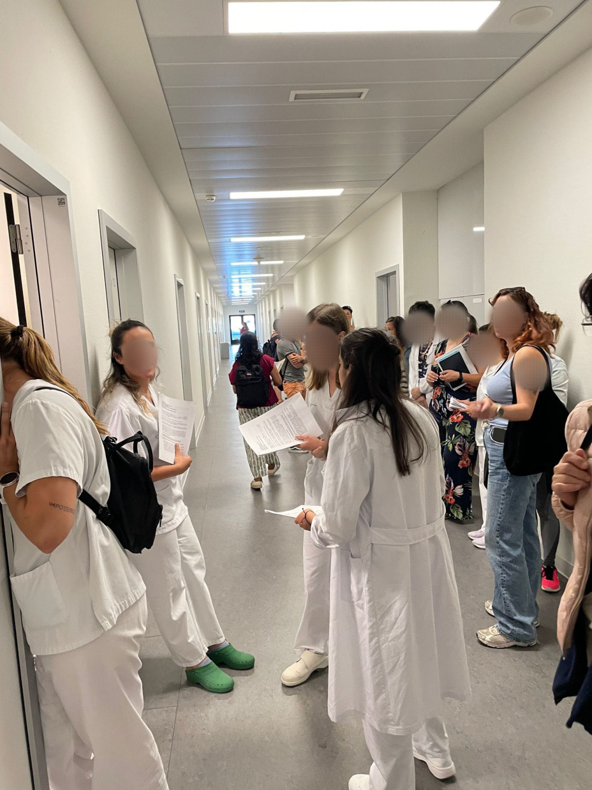 Enfermeras del colectivo A Por Todas presentan un escrito en el registro del Hospital de Vigo