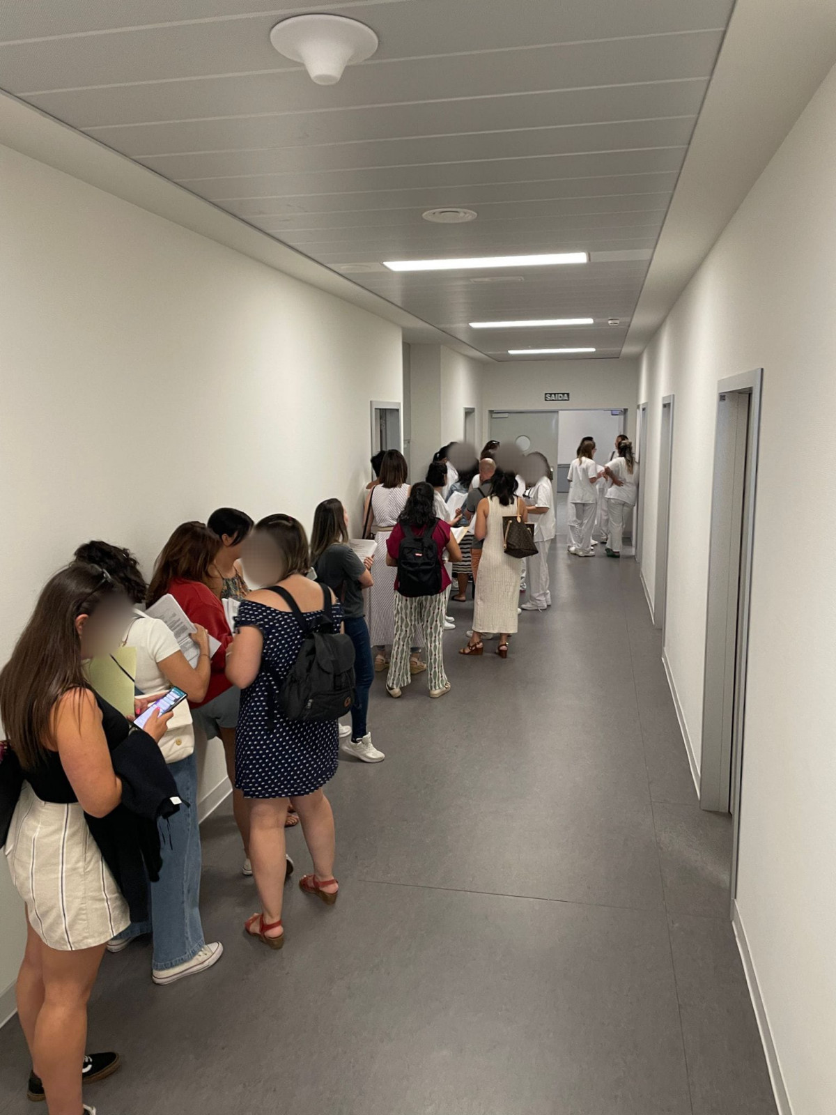 Enfermeras del colectivo A Por Todas esperando para prensentar un escrito en el registro del Hospital de Vigo