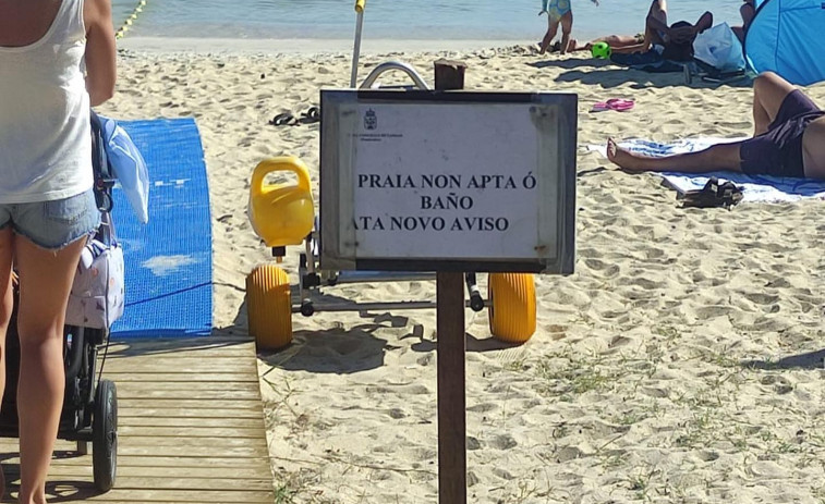 Bacterias fecales obligan a cerrar una de las playas más populares de Galicia, la de Rodeira, en Cangas do Morrazo