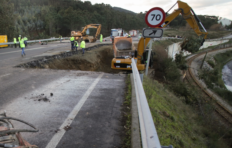Derrumbe sobre la playa de Areoura