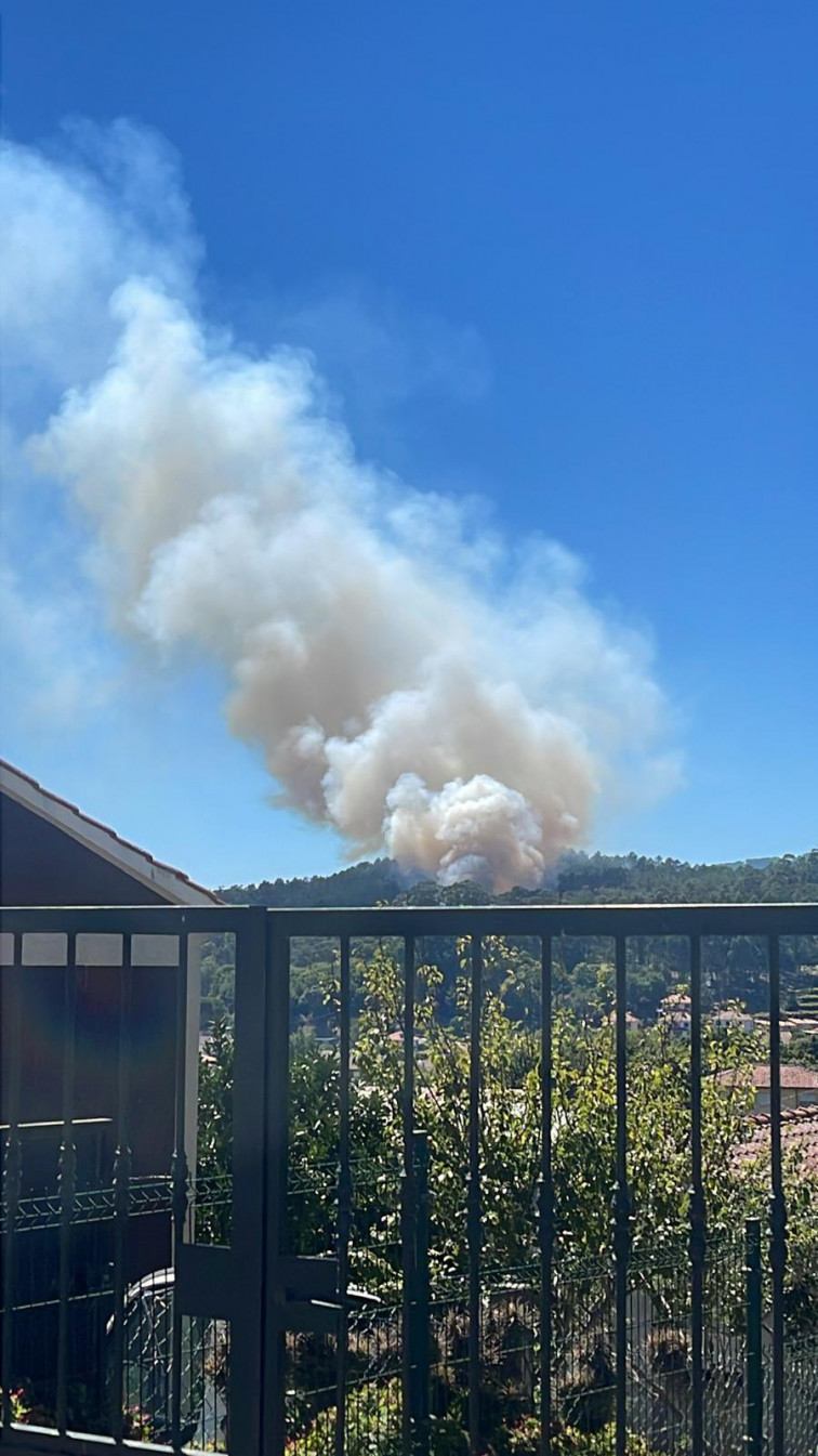 Un incendio, aún sin control, en O Rosal cortó la vía  rápida CG 4.2 (videos)