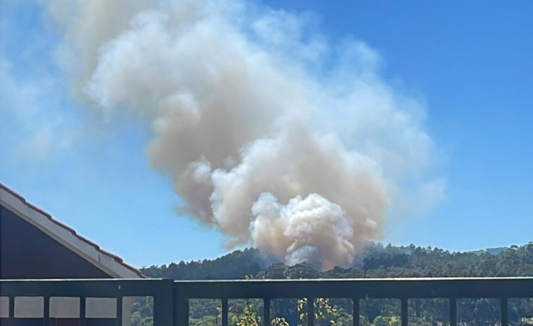 Un incendio, aún sin control, en O Rosal cortó la vía  rápida CG 4.2 (videos)