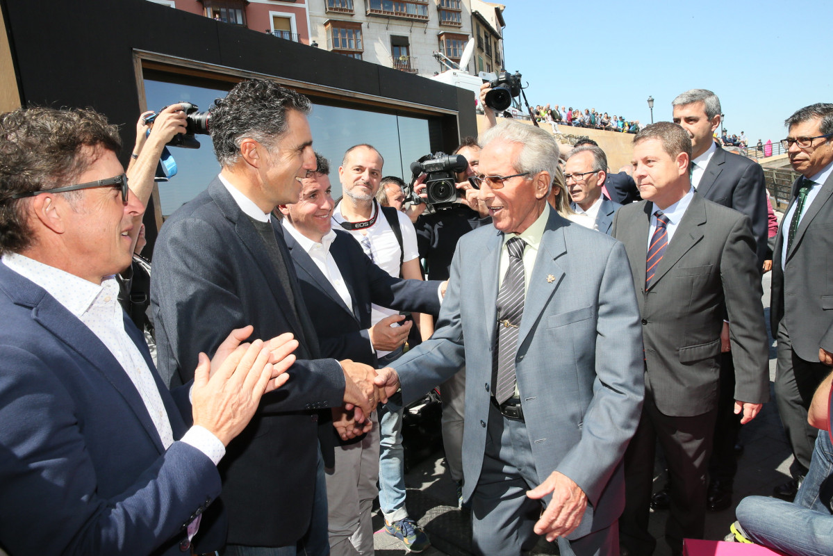 Bahamontes saludado por Indurain y Delgado en un homenaje en una foto de Emiliano Garcu00eda Paje