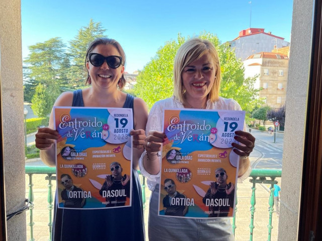 Digna Rivas (I) con el cartel del Carnaval de Verano de Redondela.