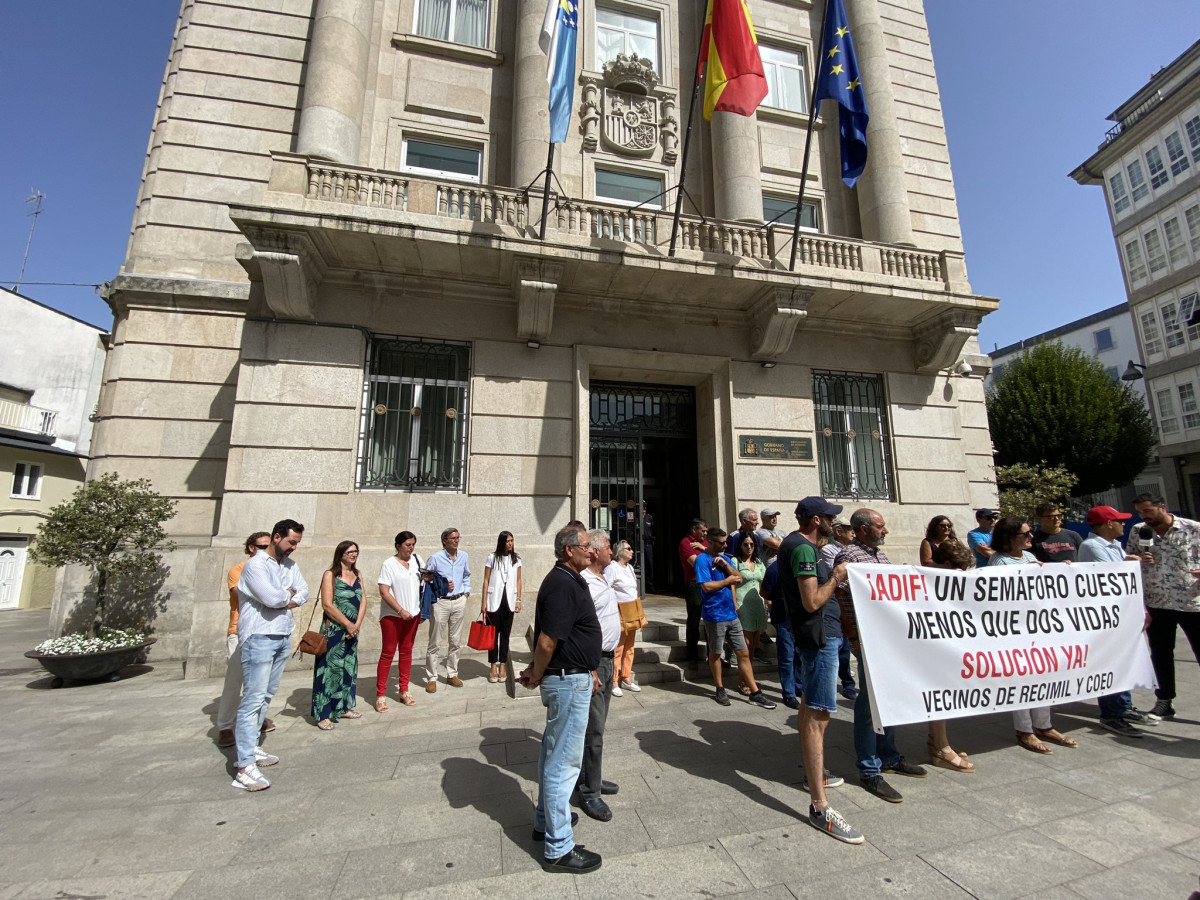 Protesta contra el paso a nivel en Recimil y Coeo en una foto de Antonio Ameijide