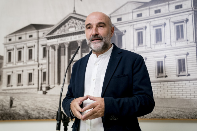 El diputado electo de la formación gallega, Néstor Rego, comparece ante los medios en la sala de prensa del Congreso, a 10 de agosto de 2023, en  Madrid (España).