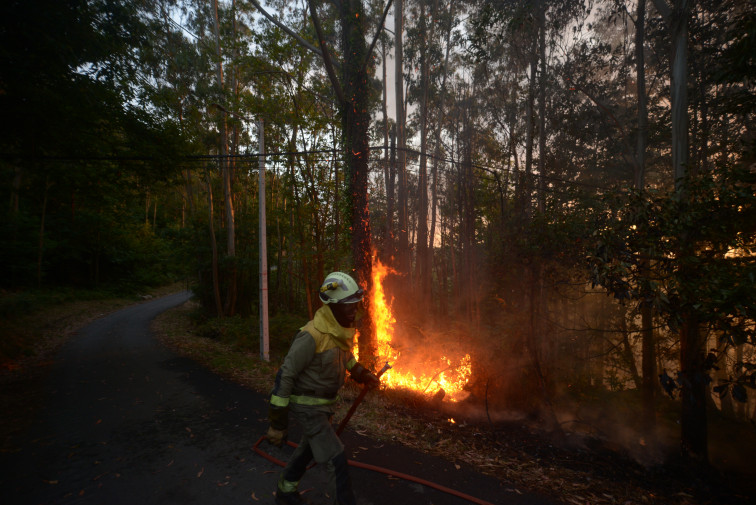 La explosión de una moto expuesta al sol causa un incendio forestal en Cuntis