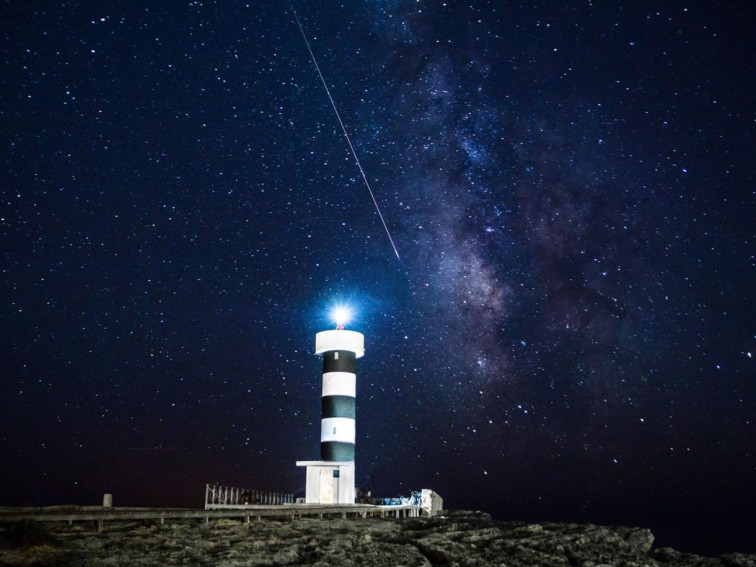 Carnota, el lugar ideal para disfrutar de las perseidas en Galicia junto con las luces del mar de ardora