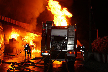 Los bomberos sofocan un incendio en un garaje de Tomiño