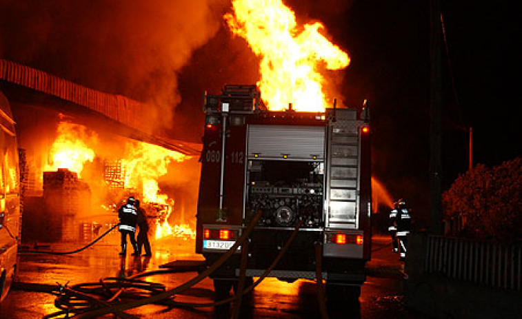 Los bomberos sofocan un incendio en un garaje de Tomiño