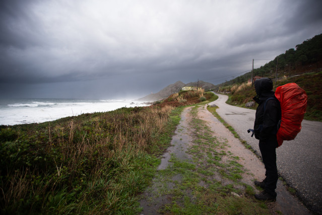 Archivo - Un peregrino francés realiza el Camino de Santiago, a pesar del temporal, en la zona de Santa Maria de Oia hasta Cabo Silleiro, a 20 de octubre de 2022, en Pontevedra