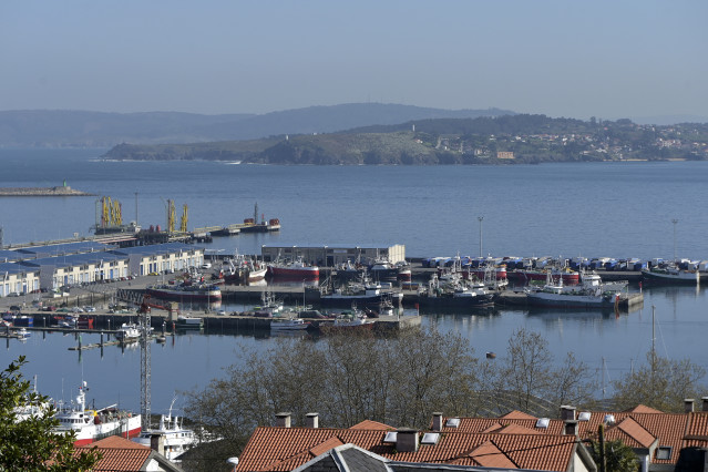 Archivo - Barcos pesqueros amarrados en el puerto de A Coruña