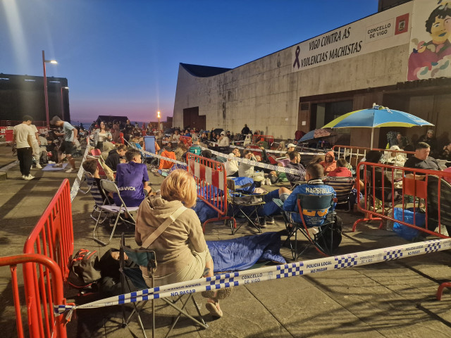 Decenas de personas haciendo cola ya a las 22,00 horas en Vigo para conseguir entradas para David Guetta.