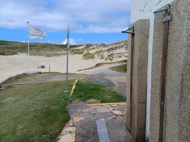 Duchas de la playa de Mourillá, en Valdoviño (A Coruña).