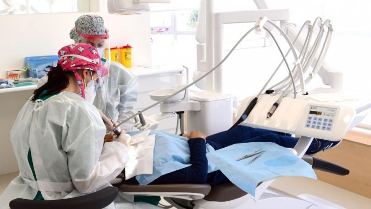 Los dentistas recomiendan a sus pacientes usar mascarilla en las consultas