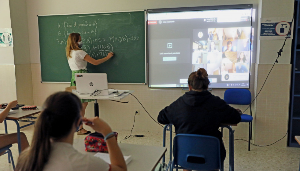 Archivo - Alumnos atienden durante una clase semipresencial de Matemáticas impartida por la jefa de Estudios, Celeste Molinero a alumnos de 4º de la ESO en el Colegio Ábaco, en Madrid (España), a 